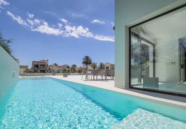 Villa in Empuriabrava - LV18 TER 6A     LOS GRANJEROS