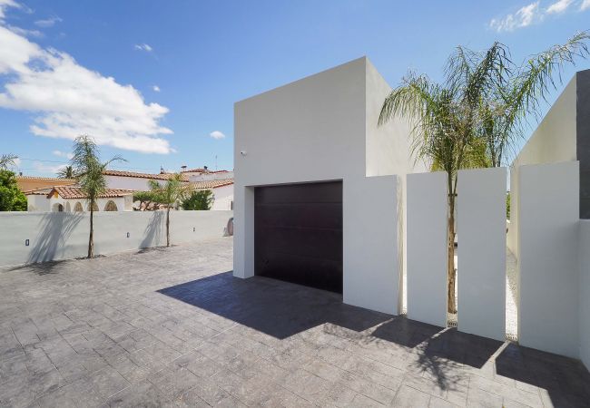 Villa in Empuriabrava - LV18 TER 6A     LOS GRANJEROS