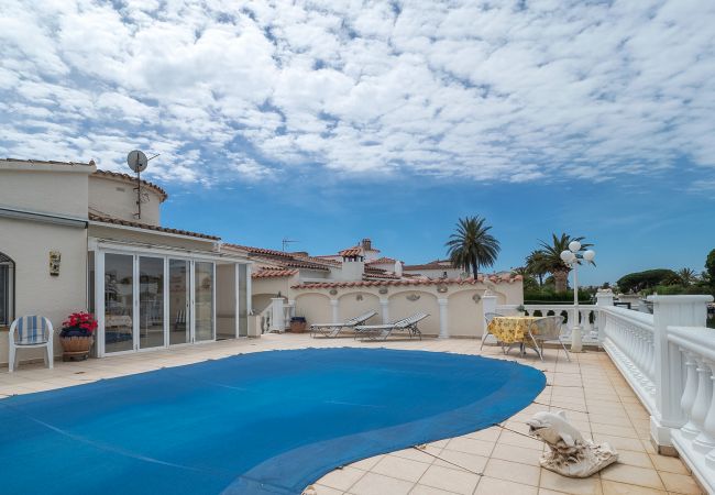 Villa in Empuriabrava - LV22 CAP RAS