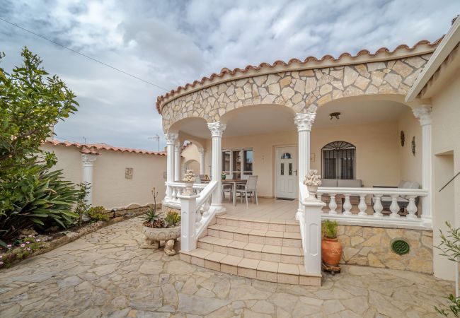 Villa in Empuriabrava - LV22 CAP RAS