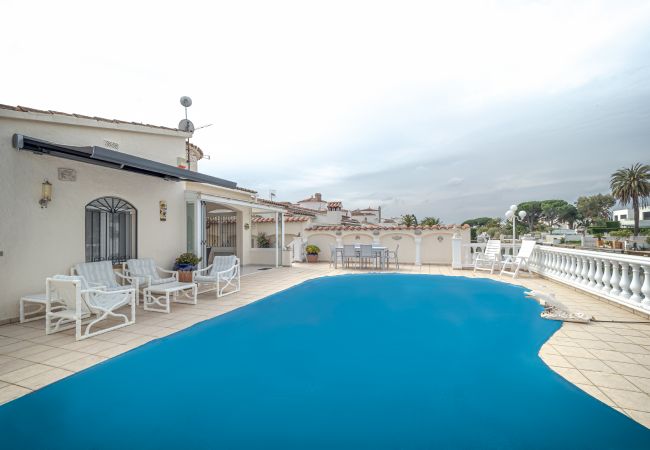 Villa in Empuriabrava - LV22 CAP RAS