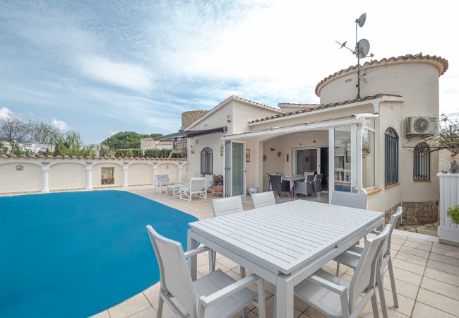 Villa in Empuriabrava - LV22 CAP RAS