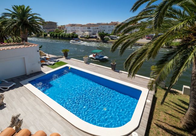 Villa in Empuriabrava - LV28 CAP RAS