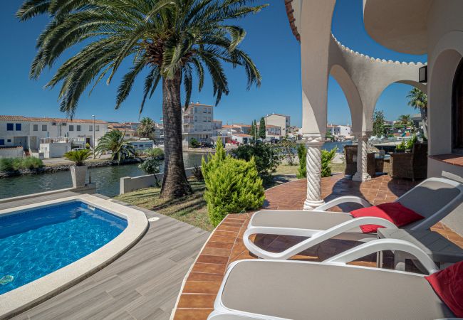 Villa in Empuriabrava - LV28 CAP RAS