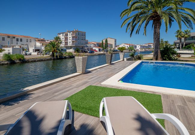 Villa in Empuriabrava - LV28 CAP RAS