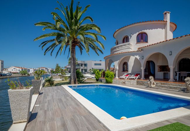 Villa in Empuriabrava - LV28 CAP RAS