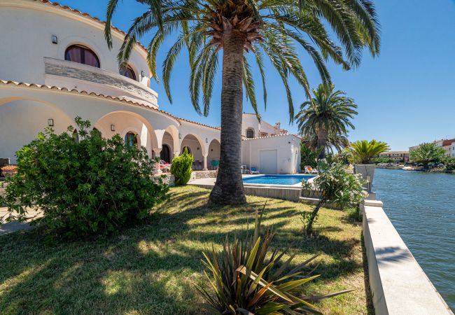 Villa in Empuriabrava - LV28 CAP RAS