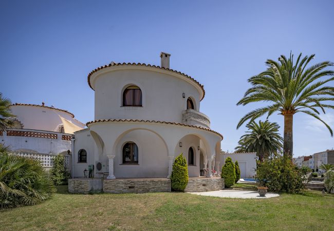 Villa in Empuriabrava - LV28 CAP RAS