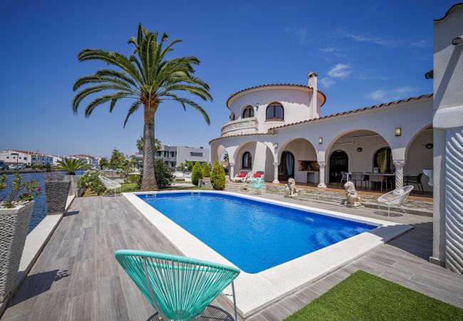 Villa in Empuriabrava - LV28 CAP RAS