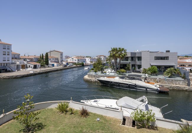 Villa in Empuriabrava - LV28 CAP RAS