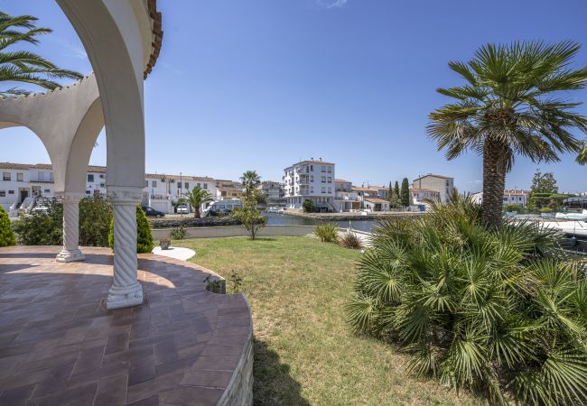 Villa in Empuriabrava - LV28 CAP RAS