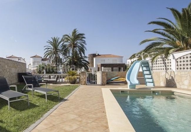 Villa/Dettached house in Empuriabrava - LV29 FALCONERA