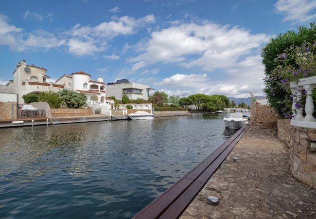 Villa in Empuriabrava - LV33 EMPURIES C