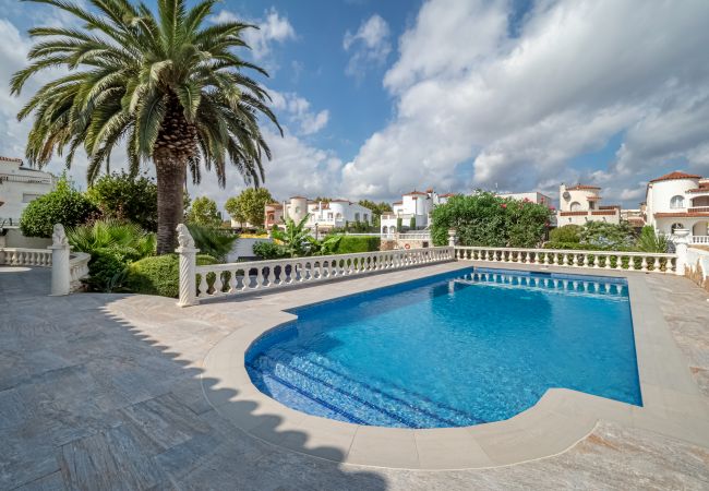 Villa in Empuriabrava - LV33 EMPURIES C