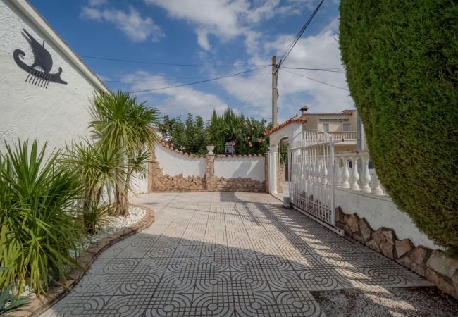 Villa in Empuriabrava - LV33 EMPURIES C