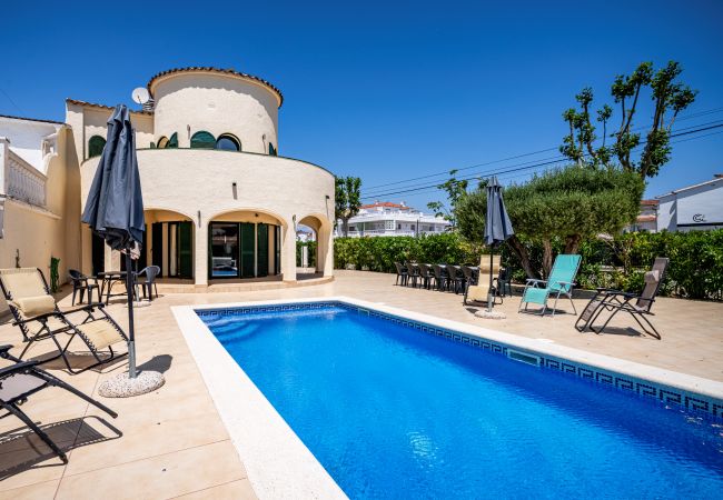 Villa/Dettached house in Empuriabrava - LV38 NOGUERA