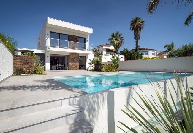 Villa/Dettached house in Empuriabrava - LV07 FALCONERA