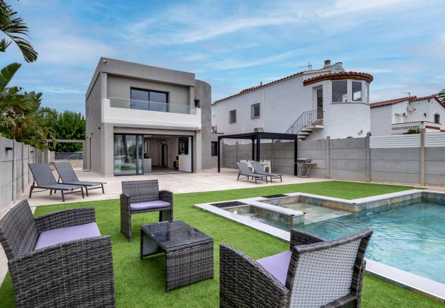 Villa in Empuriabrava - LV21 CAP RAS